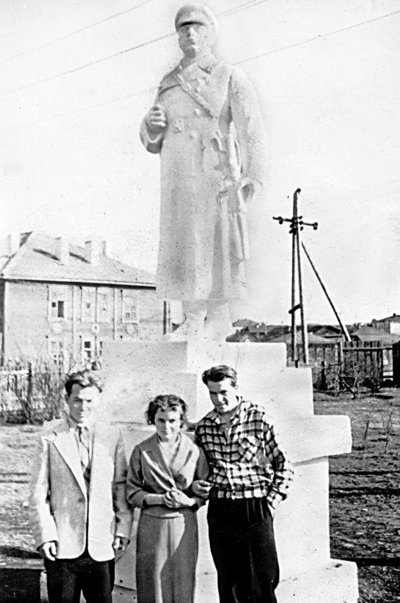История Режа. Еще одно фото у памятника Ворошилову в Реже