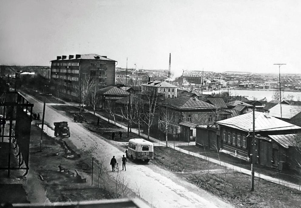 Старые фото Режа. Фото на рубеже 1960-х - 1970-х годов. Вид с балкона одной из первых на улице Ленина 5этажек (Ленина, 26). Легковые автомобили еще большая редкость на улицах Режа