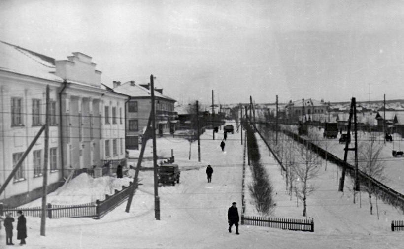 Реж. Улица Советская на рубеже 1950-1960-х годов. Слева заводоуправление РНЗ. Справа вдали школа № 1