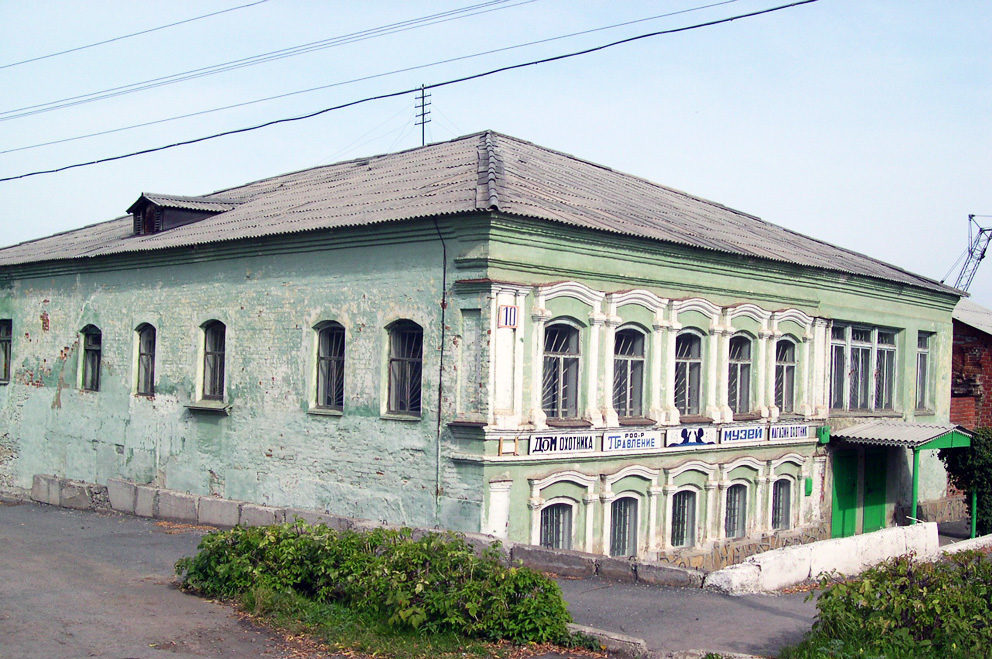 Реж. Дом купцов Замятиных на улице Красноармейской. Фото 2002 года