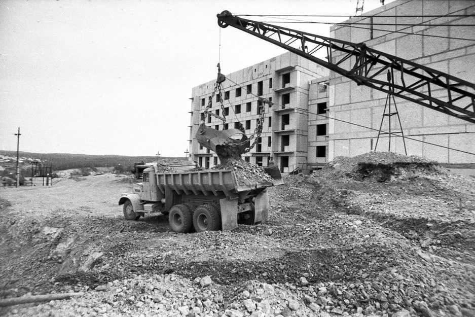 История Режа. Гавань: 1980-е годы, строительство на горе в районе медгородка