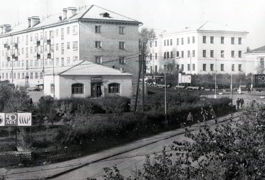 История Режа. Центр. Сквер по улице Советской в 1972 году. Через год здесь появится памятник режевским умельцам-основателям завода