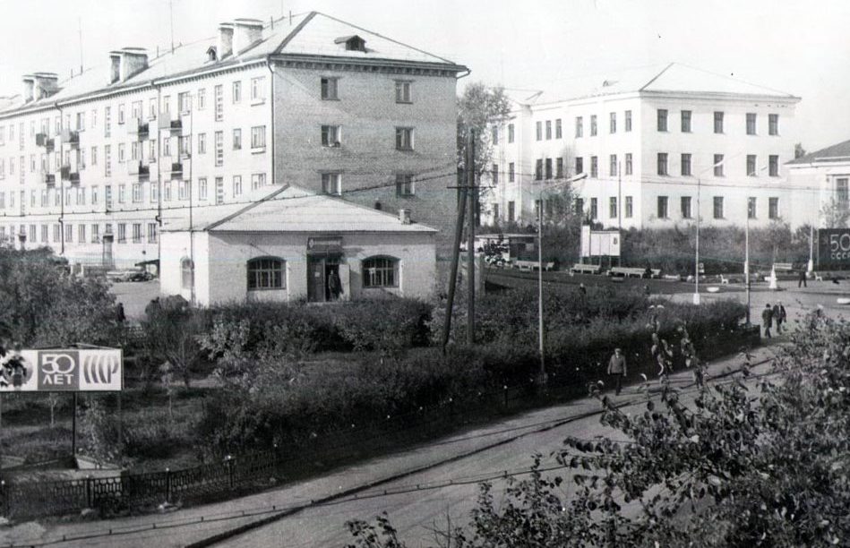 История Режа. Центр. Сквер по улице Советской в 1972 году. Через год здесь появится памятник режевским умельцам-основателям завода