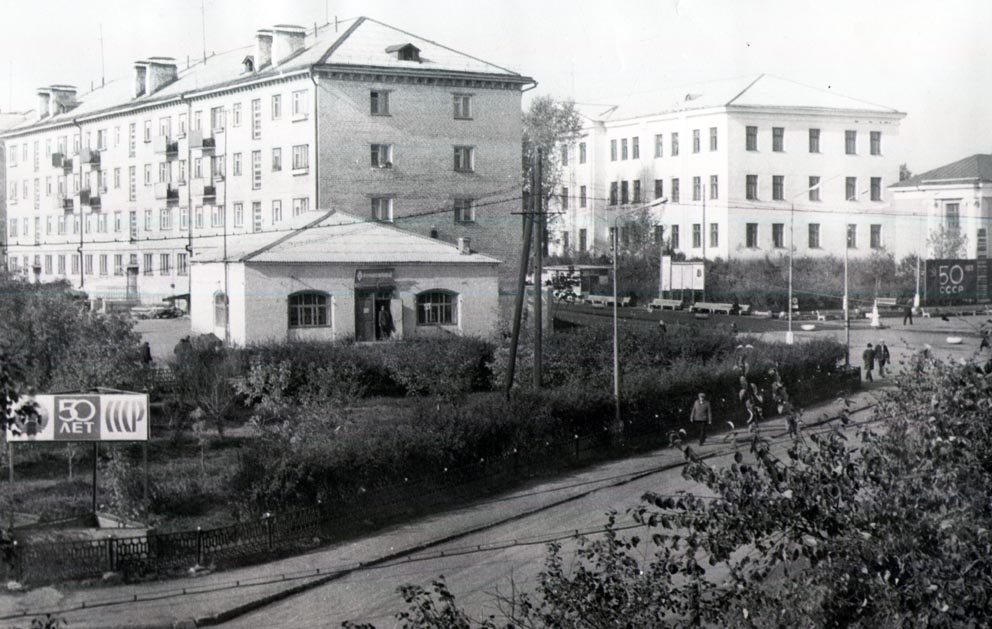 История Режа. Центр. Сквер по улице Советской в 1972 году. Через год здесь появится памятник режевским умельцам-основателям завода