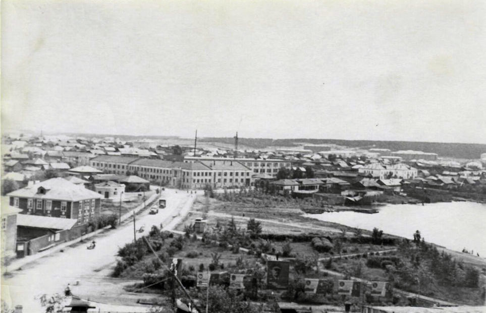 История Режа. После войны на нынешней площади Победы установили памятник Ворошилову. В 1960-е годы его убрали, разобрали ветхое здание бывшей Успенской церкви и разбили сквер
