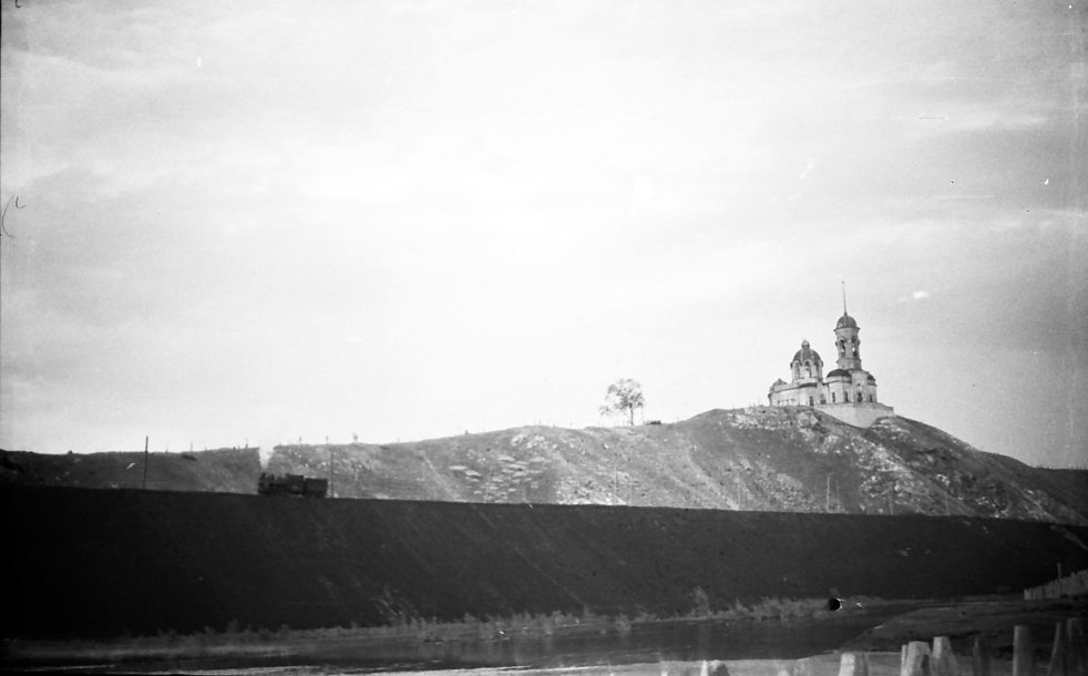 История Режа. По заводской узкоколейке движется состав