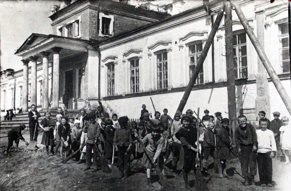 История Режа. 1937 год. Школа № 5 в здании бывшего заводоуправления: учащиеся школы на субботнике