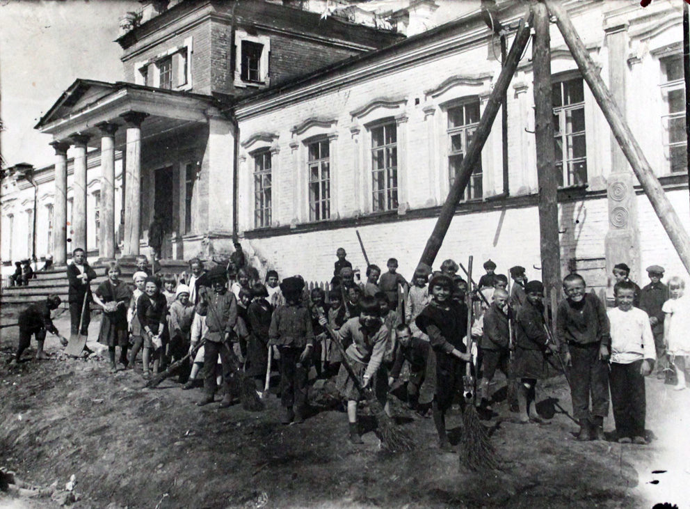 История города Режа 1917 - 1953. 1937 год. Школа № 5 в здании бывшего заводоуправления: учащиеся школы на субботнике