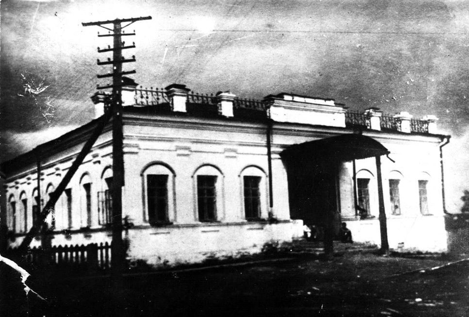 История города Реж: 3 школа, ныне часть здания школы № 5, вход со стороны улицы Ленина