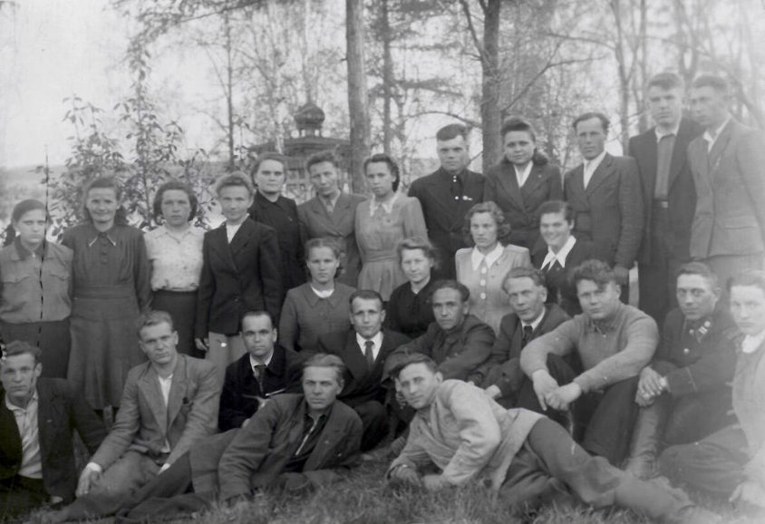 Реж и его история. Группа заводской молодежи на отдыхе в городском саду (бывший Господский сад)