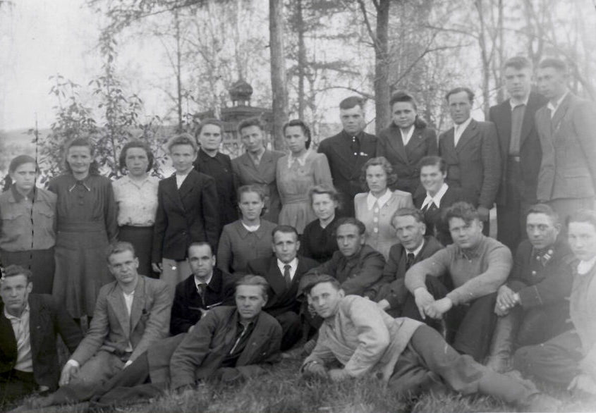Реж и его история. Группа заводской молодежи на отдыхе в городском саду (бывший Господский сад)