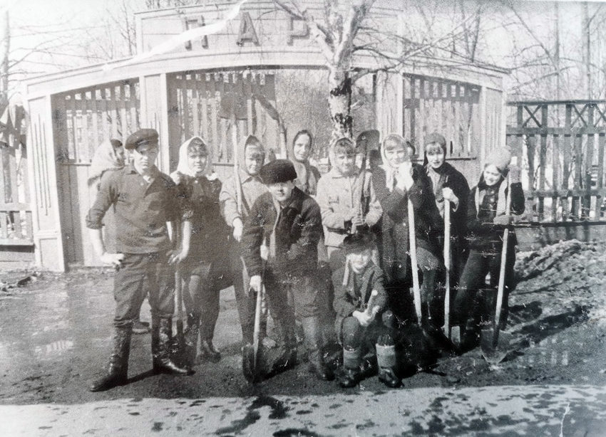 У входа в детский парк. На субботнике учащиеся 5 школы. Фото 1969 года