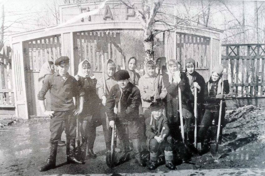 У входа в детский парк. На субботнике учащиеся 5 школы. Фото 1969 года