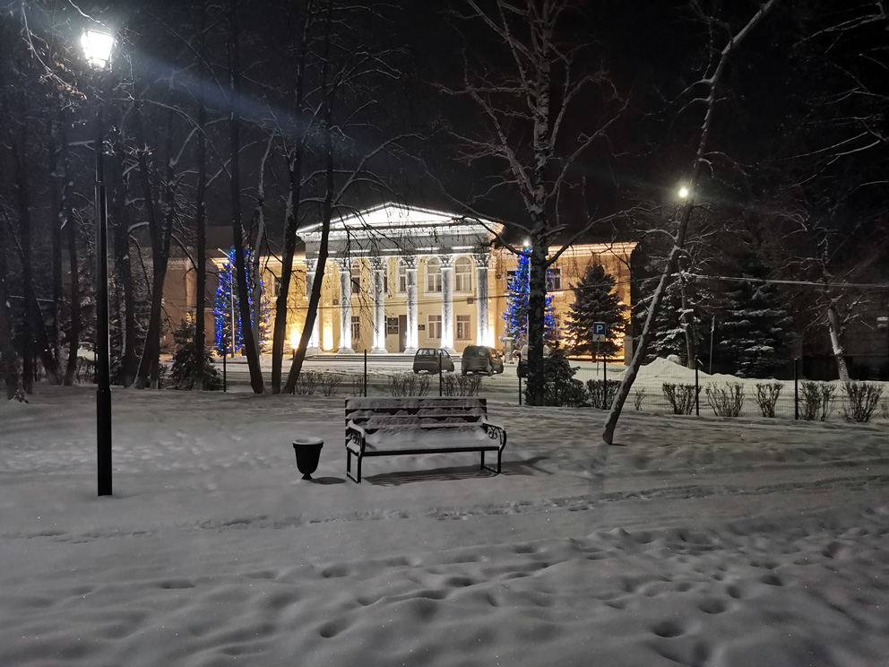 Здание Администрации Режевского городского округа в предновогодье