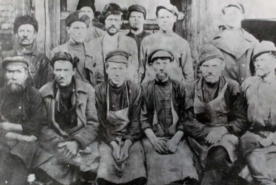 История Режа. Рабочие-кузнецы артели "Металлург"