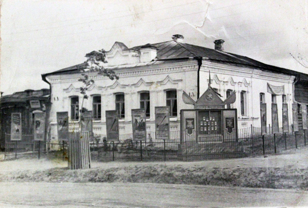 История города Режа 1917 - 1953. Управление артели "Металлоширпотреб" расположилось в старом кирпичном особняке (перекресток улиц Свердлова и Пионерская). Фото 1930-х годов