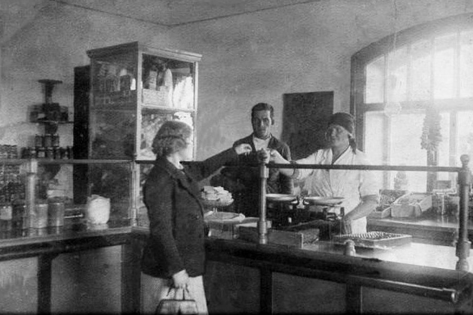Реж. В одном из режевских магазинов в 1950-е годы