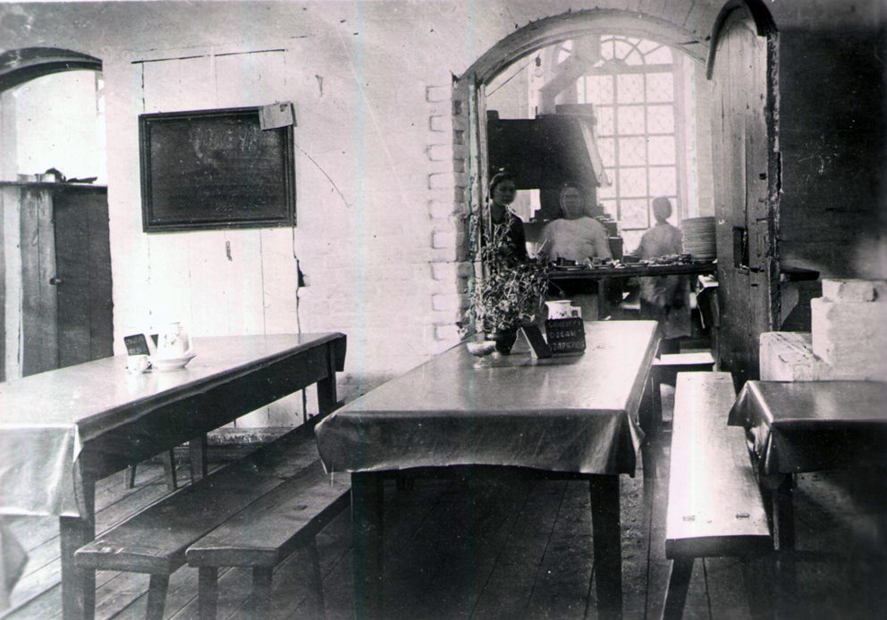 История Режа. В заводской столовой никельзавода в 1930-е годы