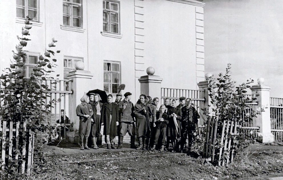 Реж. Учащиеся Третьей школы во время субботника. Фото 1963 года
