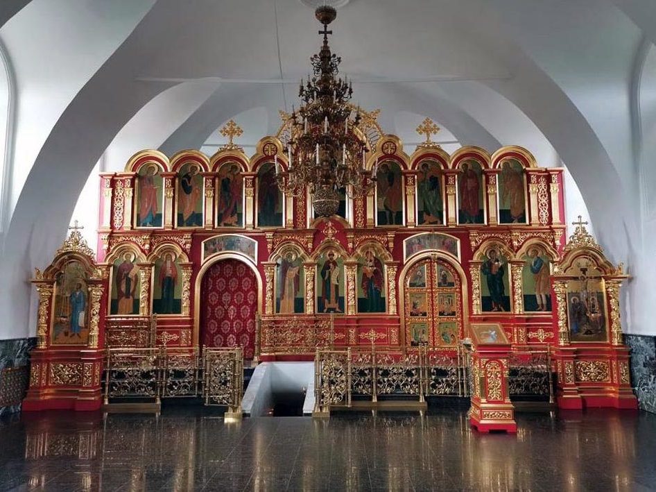 Иконостас храма Симеона Верхотурского в Меркушино. В центре — спуск на место могилы святого