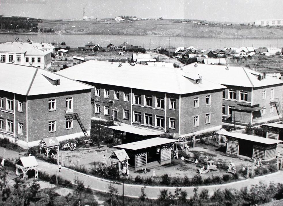 История Режа. Детский сад "Спутник" на Гавани. Фото начала 1970-х годов. На заднем плане: микрорайон Семь ветров только начал строиться