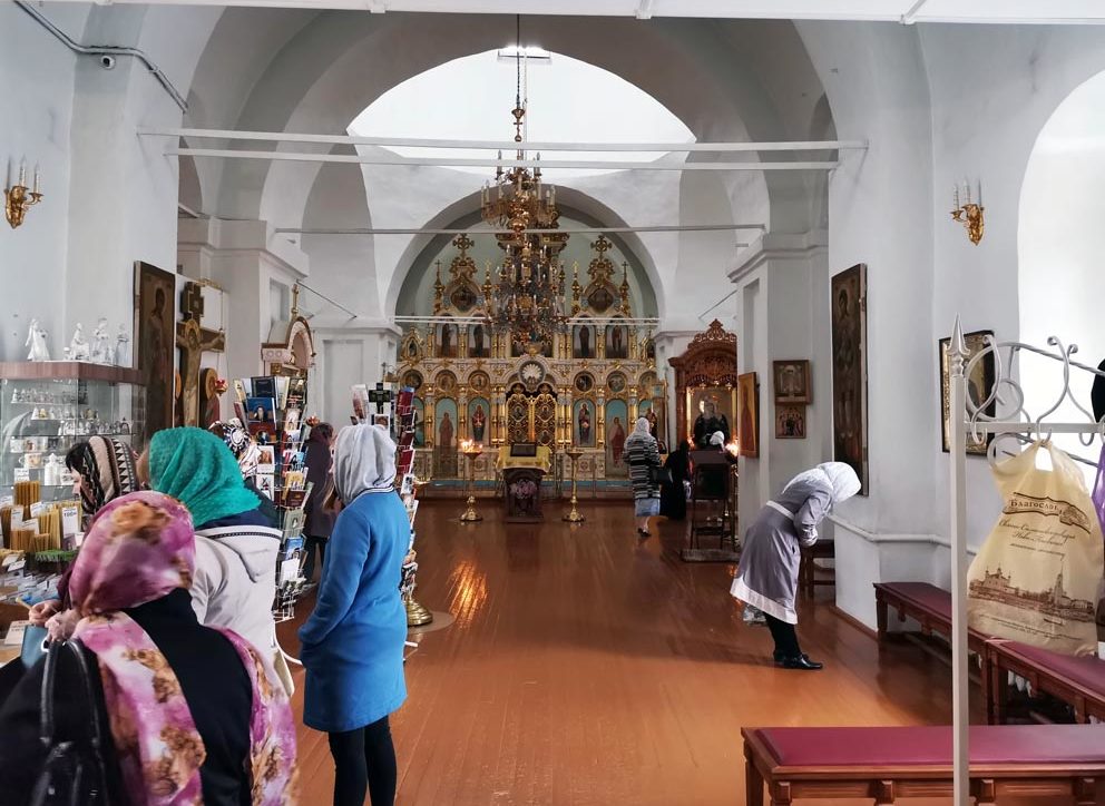 В Покровском храме в наше время. Справа у алтаря особо чтимая икона «Умиление» Божией Матери