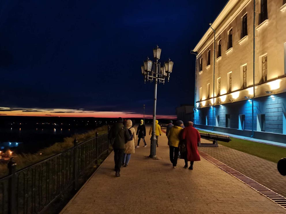 На смотровой площадке во время вечерней прогулки