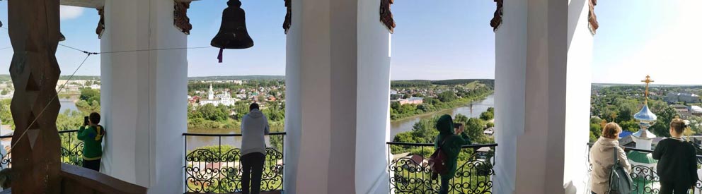 Во время экскурсии по историческому центру Кунгура мы поднимаемся на колокольню Тихвинского храма