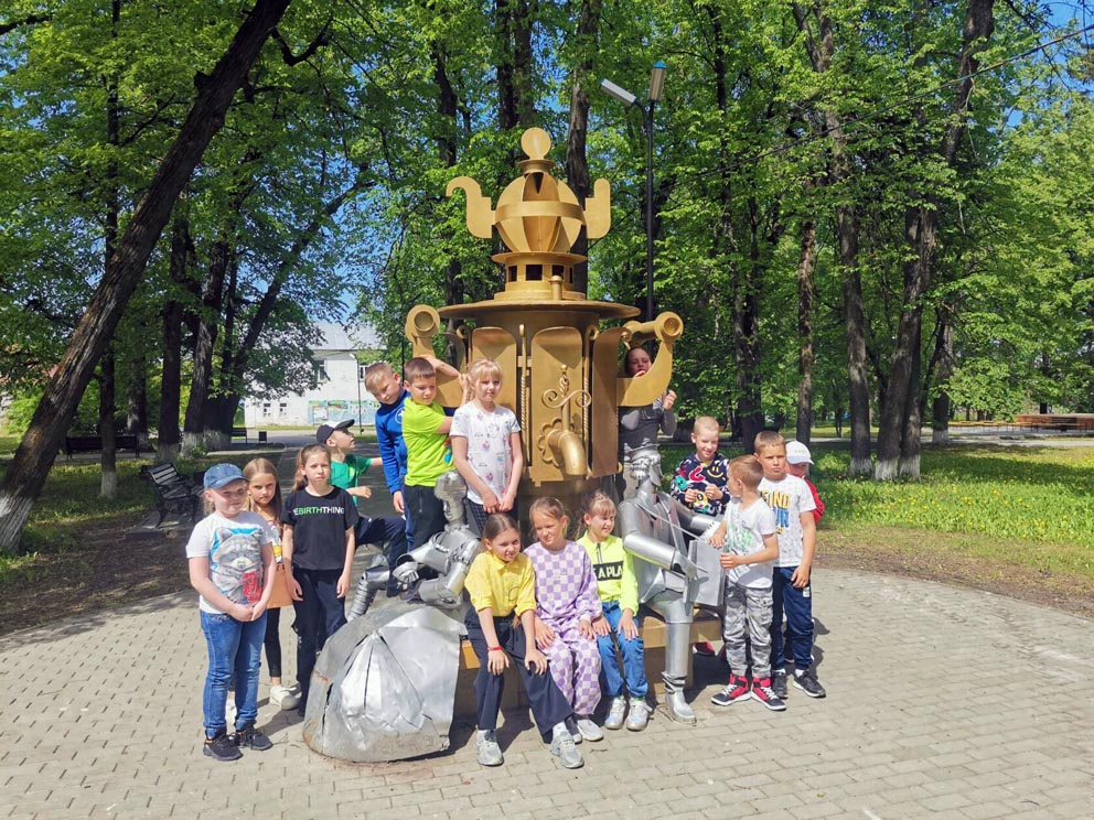 У памятника суксунскому самовару с турфирмой "Малыш и Карлсон"