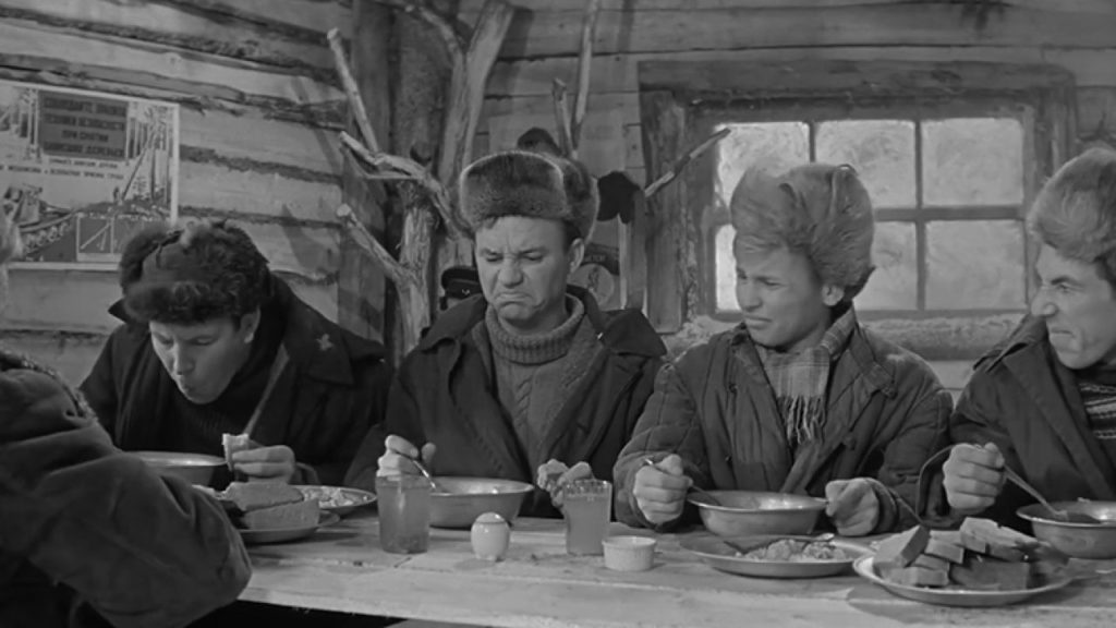 Фильм «Девчата»: бригада Ковригина обедает (первый справа Игнат — Иван Косых из Алапаевска)