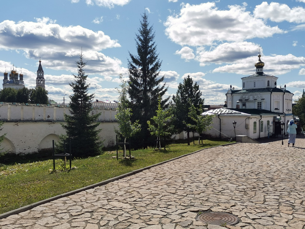 Слева - Свято-Троицкий собор, справа - Симеоно-Анненская надвратная церковь