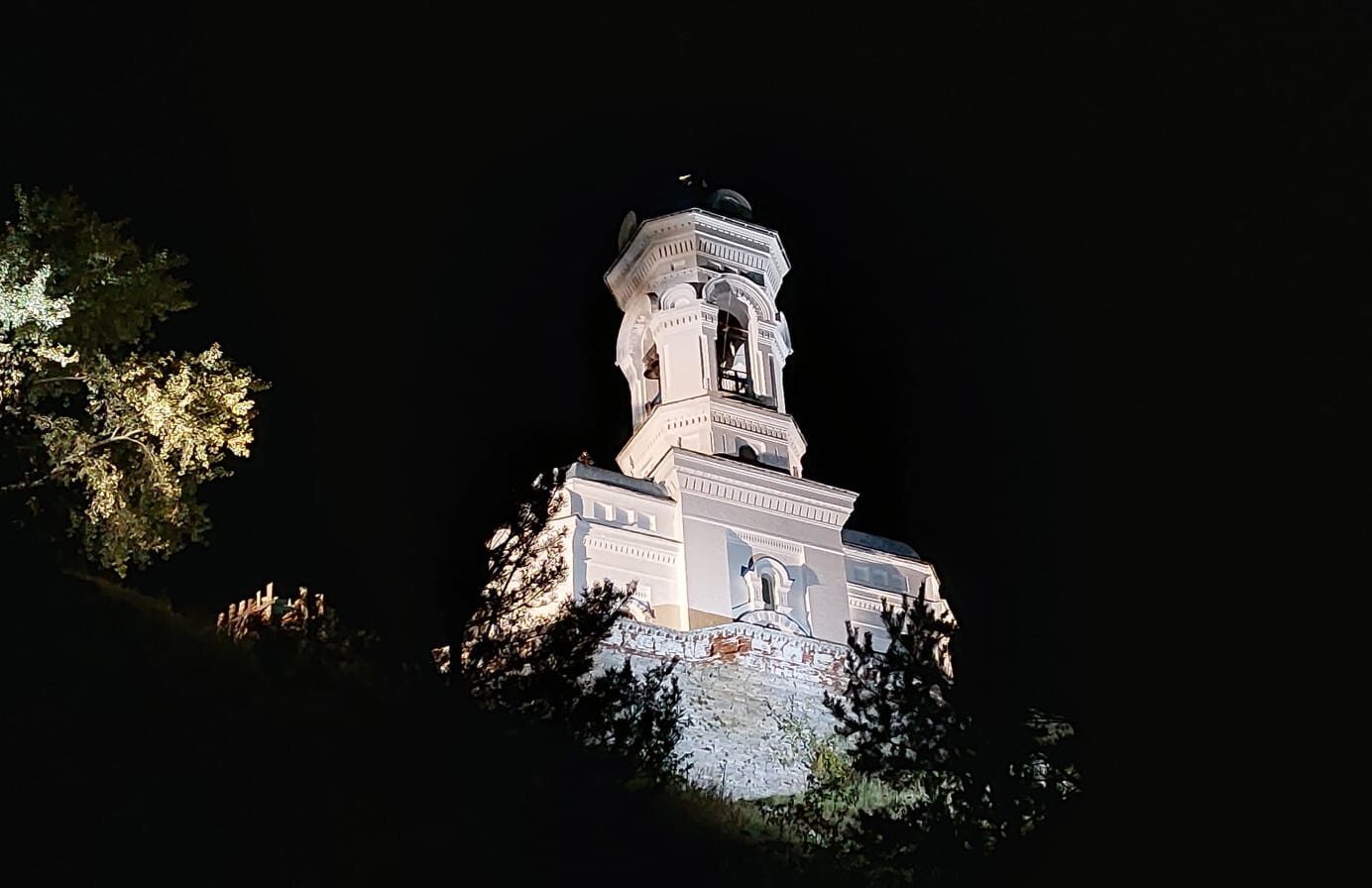 Храм Иоанна Предтечи в Реже ночью
